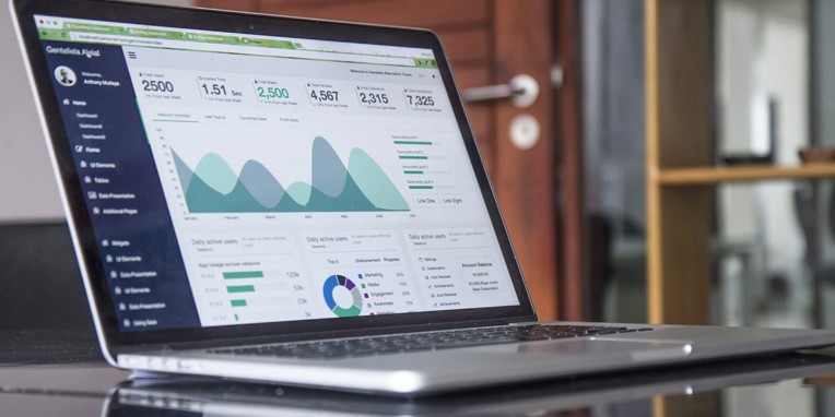 Computerskærm med statistikker